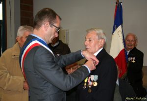 André Maignan reçoit la médaille de l'UNC échelon argent.