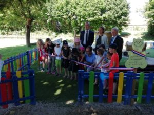 Les enfants ont coupé avec le maire le ruban tricolore